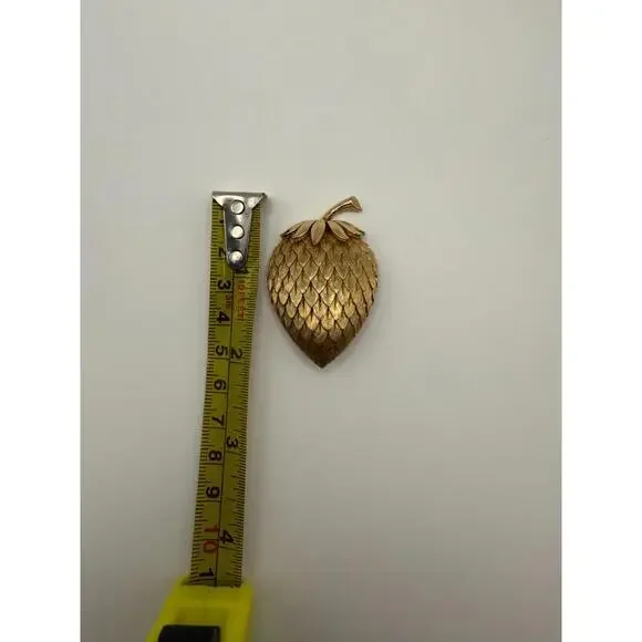 Vintage Signed Crown TRIFARI Brushed Textured Gold Tone STRAWBERRY Pin Brooch - Picture 4 of 6